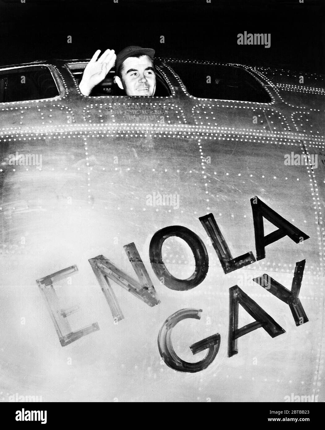 1945 , 6 august , Tinian , Northen Mariana Islands, British Commonwelth : The american Colonel PAUL Warfield TIBBETS Jr. ( 1915 - 2007 ), pilot of Boing B-29 ENOLA GAY  , the airplane that dropped the ATOMIC BOMB on HIROSHIMA ( Japan ). In this photo salute just before the takeoff on Hiroshima . Photo by official U.S. Signal Corps . - ATTACCO ATOMICO NUCLEARE - NUCLEAR ATTACK - WORLD WAR II - WWII - SECONDA GUERRA MONDIALE - foto storiche storica - HISTORY PHOTOS - Stati Uniti d'America - bombardamento - aviazione - BOMBA ATOMICA -  bomb - attacco aereo - USA - GIAPPONE - GUERRA DEL PACIFICO - Stock Photo