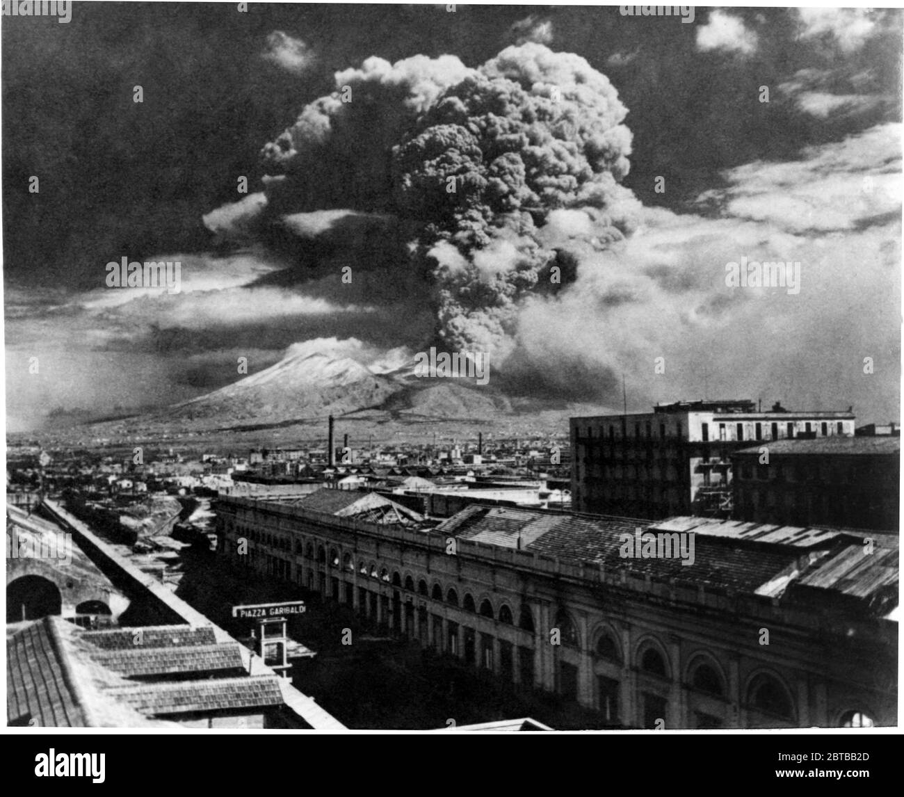 1944 , march, NAPLES , ITALY : The  eruptin of MOUNT VESUVIUS , from 18 to 24 march, during the occupation of U.S. Allieds Force . View from the roof of the Central Train rail station . Photo by OWI Staff photographer , approved by appropriate U.S. Military autority . - Monte VESUVIO - NAPOLI - ITALIA - ERUZIONE VULCANICA - VOLCANO - VULCANO - WW2 - SECONDA GUERRA MONDIALE - 2nd WORLD WAR --- Archivio GBB Stock Photo