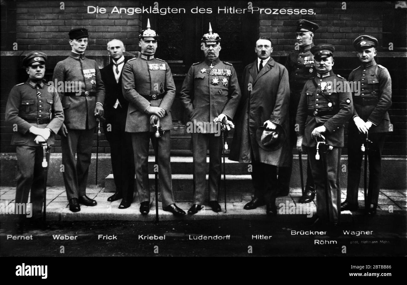 1924 , Munchen , GERMANY : The german Fuhrer dictator  ADOLF HITLER ( 1889 - 1945  ) with the defendants in the Munich Putsch trial ( Beer Hall Putsch ) of 1924, a failed coup attempt by the Nazi Party led by Adolf Hitler to seize power in Munich , 8 to 9 November 1923 . From left to right: Pernet , Weber , Frick , Kriebel,  Ludendorff, Hitler , Bruckner , Röhm ( Roehm ) and Wagner. Photo by Heinrich Hoffmann , Munchen. - WWII - NAZI - NAZIST - NAZISM - NAZISTA - NAZISMO - SECONDA GUERRA MONDIALE - dittatore - POLITICA - POLITICO --- Archivio GBB Stock Photo