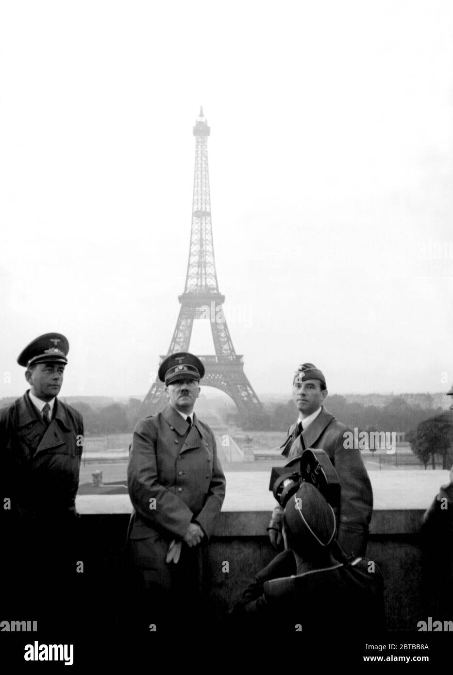 1940 , 23 june, Paris , FRANCE : The german Fuhrer dictator  ADOLF HITLER ( 1889 - 1945  ) with architect ALBERT SPEER ( 1905 - 1981 ) (at left side) and sculptor ARNO BRECKER ( 1900 - 1991 ) at Trocadero in Paris , in background the tower Tour EIFFEL . Photo propaganda by Hitler personal photographer Heinrich Hoffmann . - WWII - NAZI - NAZIST - NAZISM - NAZISTA - NAZISMO - SECONDA GUERRA MONDIALE - dittatore - POLITICA - POLITICO - Parigi - ARCHITETTO - ARCHITETTURA - ARCHITECTURE --- Archivio GBB Stock Photo