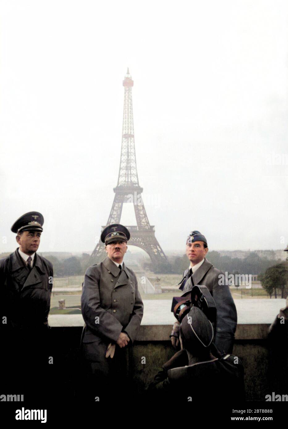 1940 , 23 june, Paris , FRANCE : The german Fuhrer dictator  ADOLF HITLER ( 1889 - 1945  ) with architect ALBERT SPEER ( 1905 - 1981 ) (at left side) and sculptor ARNO BRECKER ( 1900 - 1991 ) at Trocadero in Paris , in background the tower Tour EIFFEL . Photo propaganda by Hitler personal photographer Heinrich Hoffmann . DIGITALLY COLORIZED . - WWII - NAZI - NAZIST - NAZISM - NAZISTA - NAZISMO - SECONDA GUERRA MONDIALE - dittatore - POLITICA - POLITICO - Parigi - ARCHITETTO - ARCHITETTURA - ARCHITECTURE --- Archivio GBB Stock Photo