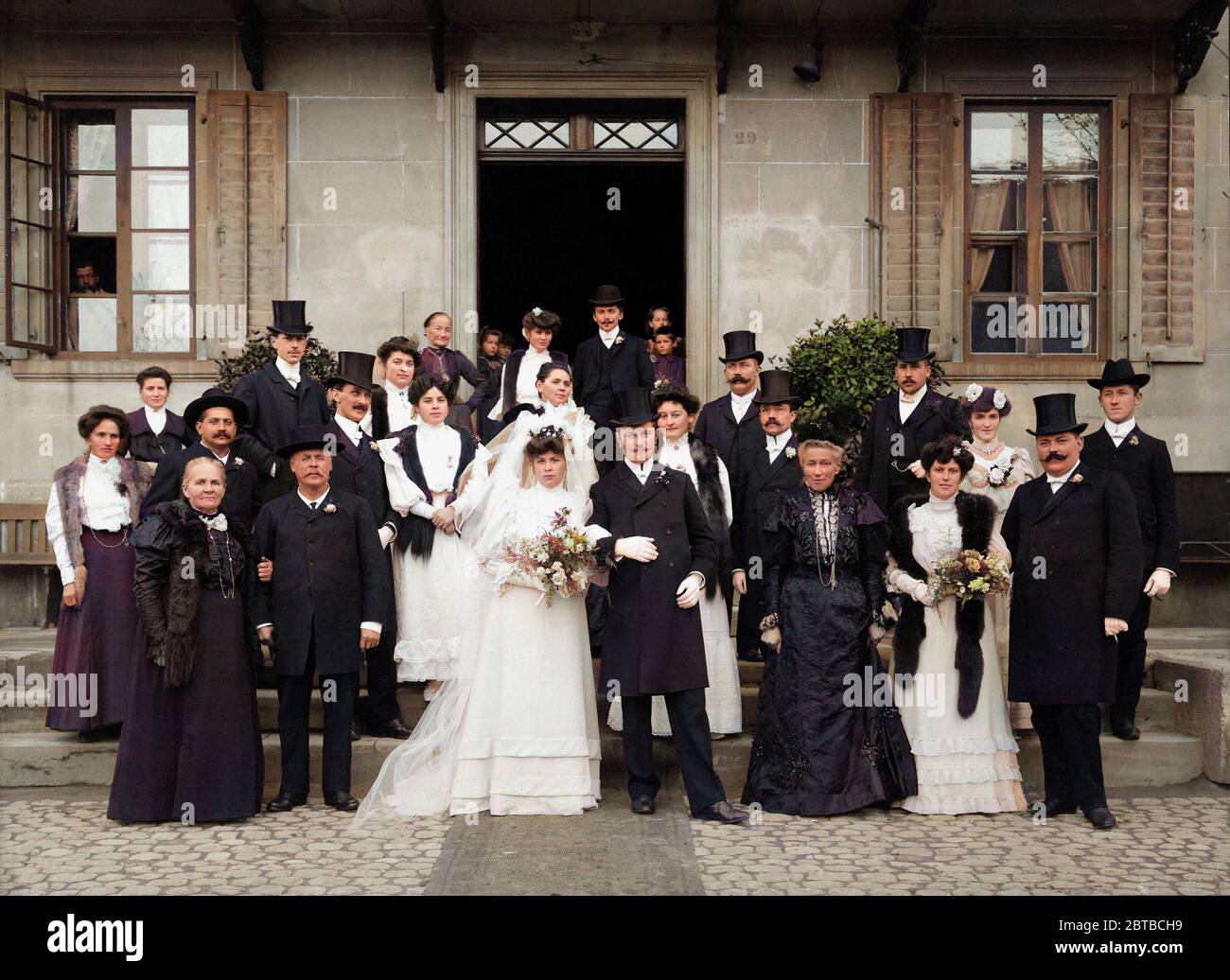 1906 , 30 november , Burgdorf , Swiss  : MARRIAGE on the family Sangenthal . Photo by L. Bechstein , Burgdorf . DIGITALLY COLORIZED . - MATRIMONIO - NOZZE - abito da SPOSA - WEDDING dress - BRIDE -  cerimonia   - FOTO STORICHE - HISTORY PHOTOS -   -SVIZZERA - hat - cappello - XX CENTURY - NOVECENTO - pizzo - lace - abbraccio - embrace - FAMIGLIA - FAMILY - MAMMA - PARENTI - PARENTS - parentela - innamorati - lovers - festa - party - ricevimento - SUOCERI - SUOCERA - COPPIA - COUPLE -   ----  ARCHIVIO GBB Stock Photo