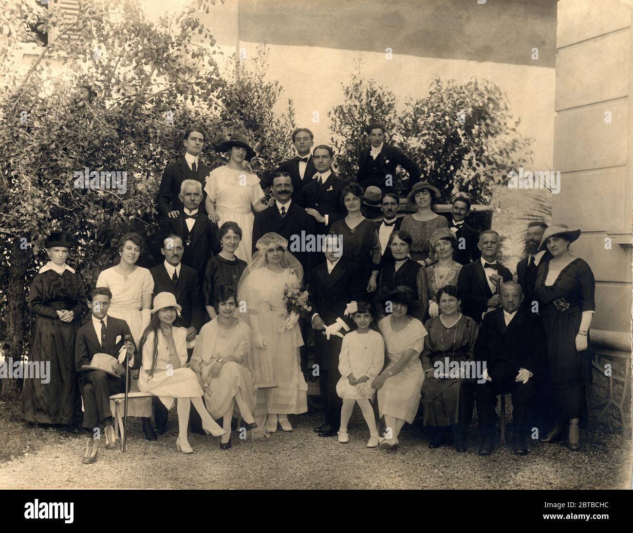 1920 ca , Bergamo , ITALY  : MARRIAGE , wedding party lunch  - MATRIMONIO - NOZZE - abito da SPOSA - ITALIA - WEDDING dress - BRIDE -  cerimonia   - FOTO STORICHE - HISTORY PHOTOS - hat - cappello - XX CENTURY - NOVECENTO - FAMIGLIA - FAMILY - MAMMA - PARENTI - PARENTS - parentela - innamorati - lovers - festa  - ricevimento - SUOCERI - SUOCERA - COPPIA - COUPLE -   ----  ARCHIVIO GBB Stock Photo