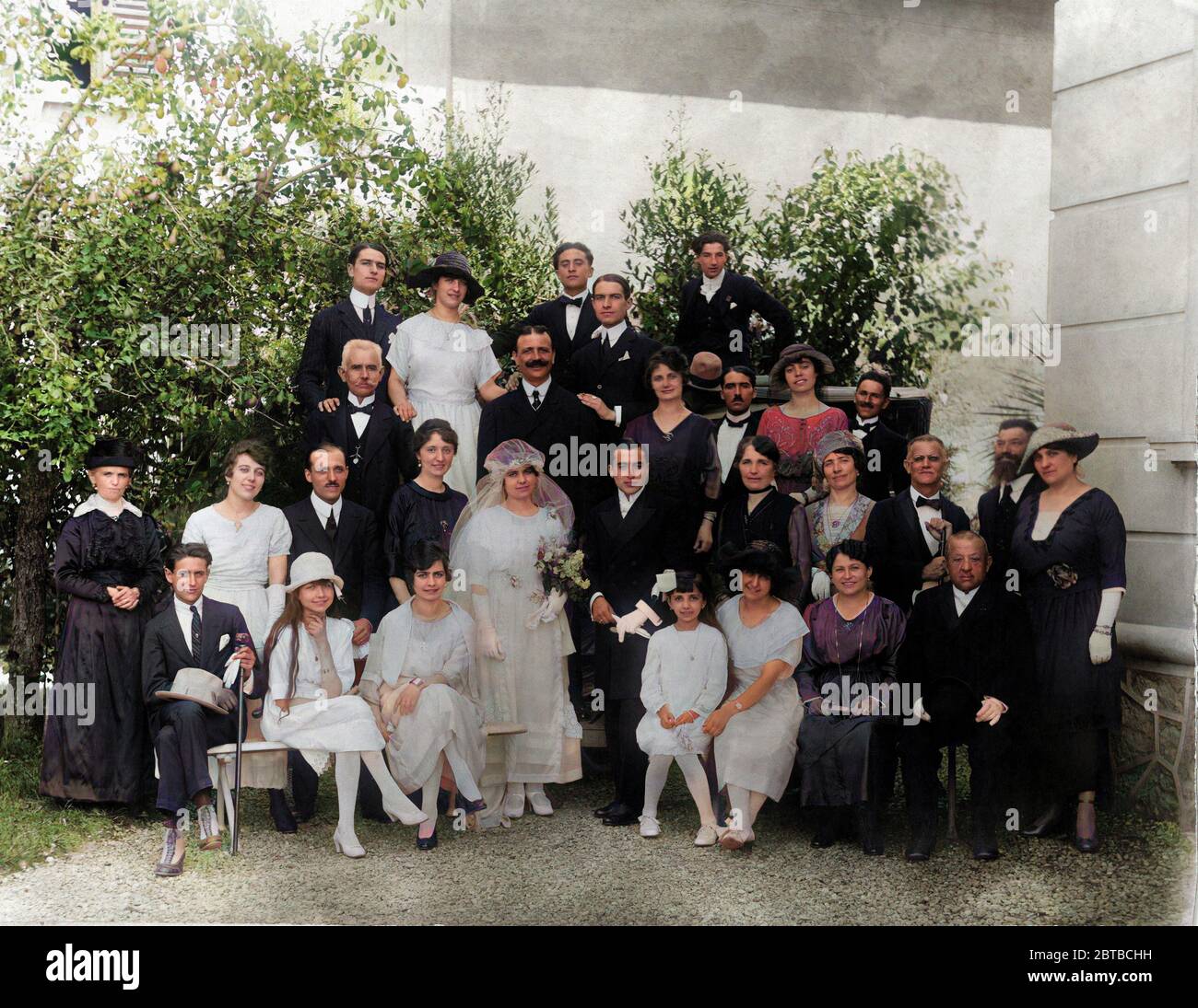 1920 ca , Bergamo , ITALY  : MARRIAGE , wedding party lunch . DIGITALLY COLORIZED . - MATRIMONIO - NOZZE - abito da SPOSA - ITALIA - WEDDING dress - BRIDE -  cerimonia   - FOTO STORICHE - HISTORY PHOTOS - hat - cappello - XX CENTURY - NOVECENTO - FAMIGLIA - FAMILY - MAMMA - PARENTI - PARENTS - parentela - innamorati - lovers - festa  - ricevimento - SUOCERI - SUOCERA - COPPIA - COUPLE -   ----  ARCHIVIO GBB Stock Photo