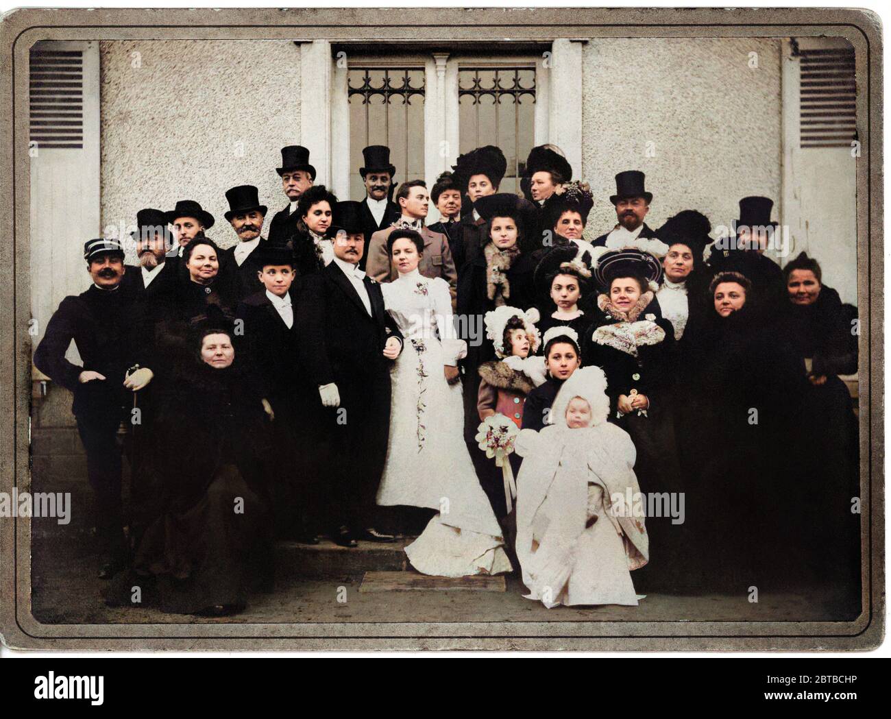 1895 ca , FRANCE  : MARRIAGE . - DIGITALLY COLORIZED - MATRIMONIO - NOZZE - abito da SPOSA - WEDDING dress PARTY - BRIDE -  cerimonia   - FOTO STORICHE - HISTORY PHOTOS -   -SVIZZERA - hat - cappello - XIX CENTURY - OTTOCENTO - hat - cappello - BELLE EPOQUE - FAMIGLIA - FAMILY - PARENTI - PARENTS - parentela - innamorati - lovers - festa - party - ricevimento  - COPPIA - COUPLE - fur - pelliccia   ----      ARCHIVIO GBB Stock Photo