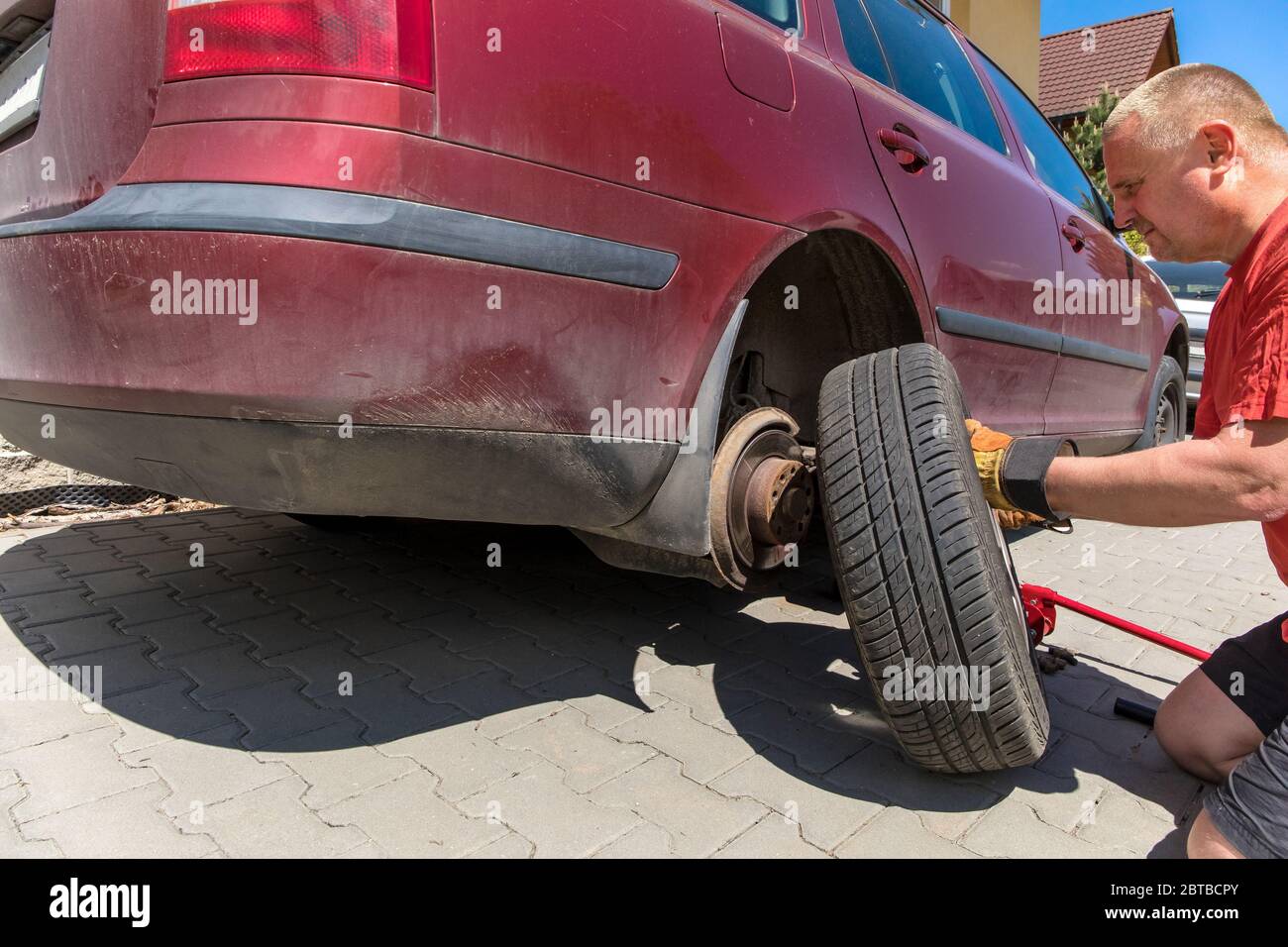 Man changing a wheel in his car. Damaged tire. Car repair on the road Stock Photo Alamy