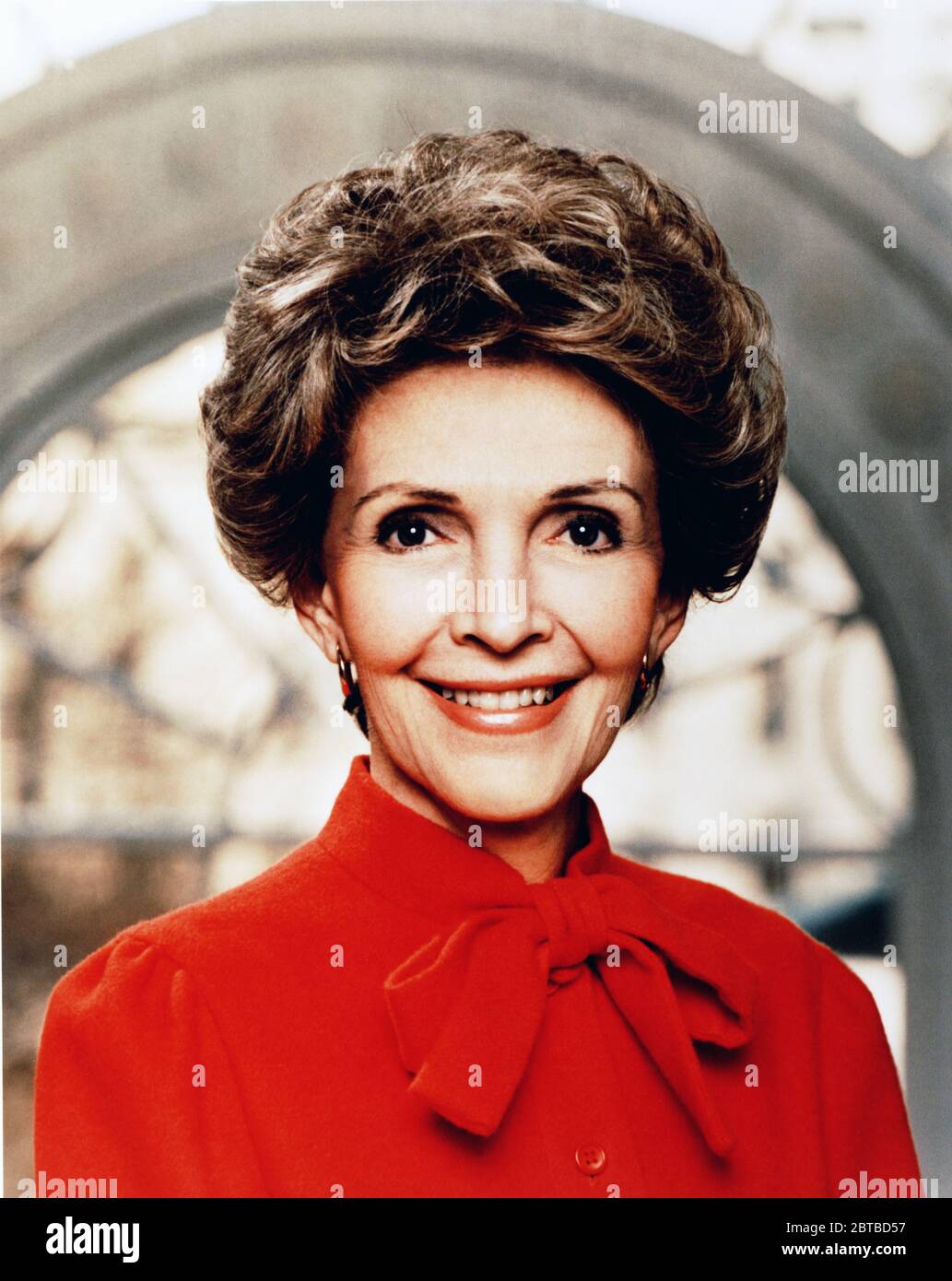 1981 , WASHINGTON  D.C. , USA : The  ex-actress and First Lady NANCY REAGAN ( Nancy Davis , 1921 - 2016 ). Photo by Official White House photographer   . Married with the 40Th United States of America President RONALD REAGAN ( 1911 - 2004 ) in charge from 1981 to 1989 . In this photo just after the Inaugural Parade in Washington, D.C. on Inauguration Day, 1981 .  - First Lady of the United States -  POLITICO - POLITICIAN - POLITICA - POLITIC -  USA - ritratto - portrait  - abito vestito rosso -  red  dress - PRESIDENTE DELLA REPUBBLICA DEGLI STATI UNITI D'AMERICA ---- Archivio GBB Stock Photo