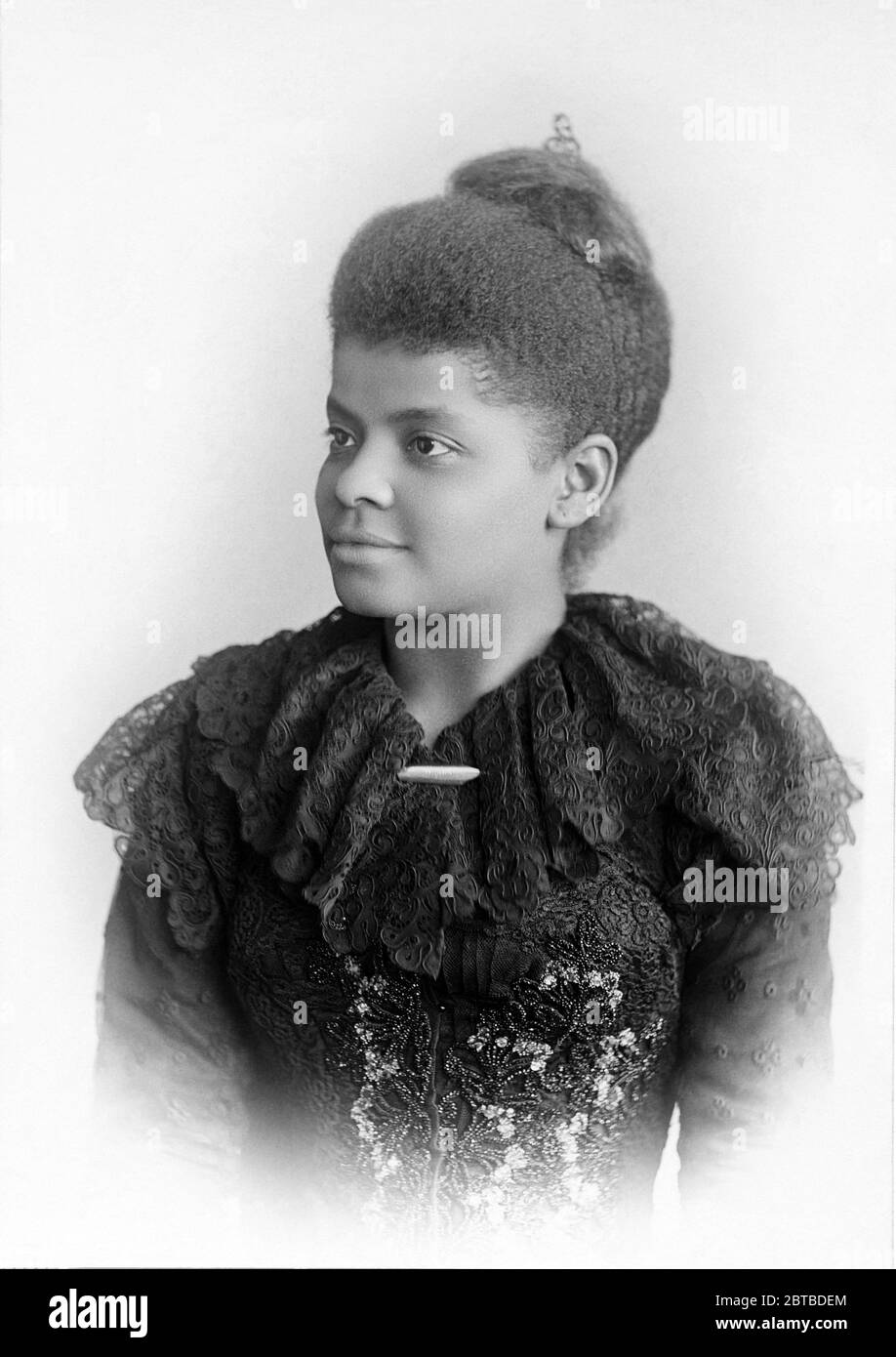 1893 , Chicago, USA : The  IDA B. WELLS ( Bell Wells-Barnett  , 1861 - 1931 ), photo by Miss Garrity , Chicago. American investigative journalist , educator and early leader in the civil rights movement . She was one of the founders of the National Association for the Advancement of Colored People ( NAACP ).Wells arguably became the most famous black woman in America, during a life that was centered on combating prejudice and violence, who fought for equality for African Americans , especially women .- Wells Barnett - Movimento diritti civili - Gente di Colore - AFRO-AMERICANI - Afro Americani Stock Photo