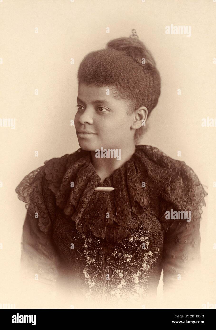 1893 , Chicago, USA : The  IDA B. WELLS ( Bell Wells-Barnett  , 1861 - 1931 ), photo by Miss Garrity , Chicago. American investigative journalist , educator and early leader in the civil rights movement . She was one of the founders of the National Association for the Advancement of Colored People ( NAACP ).Wells arguably became the most famous black woman in America, during a life that was centered on combating prejudice and violence, who fought for equality for African Americans , especially women .- Wells Barnett - Movimento diritti civili - Gente di Colore - AFRO-AMERICANI - Afro Americani Stock Photo