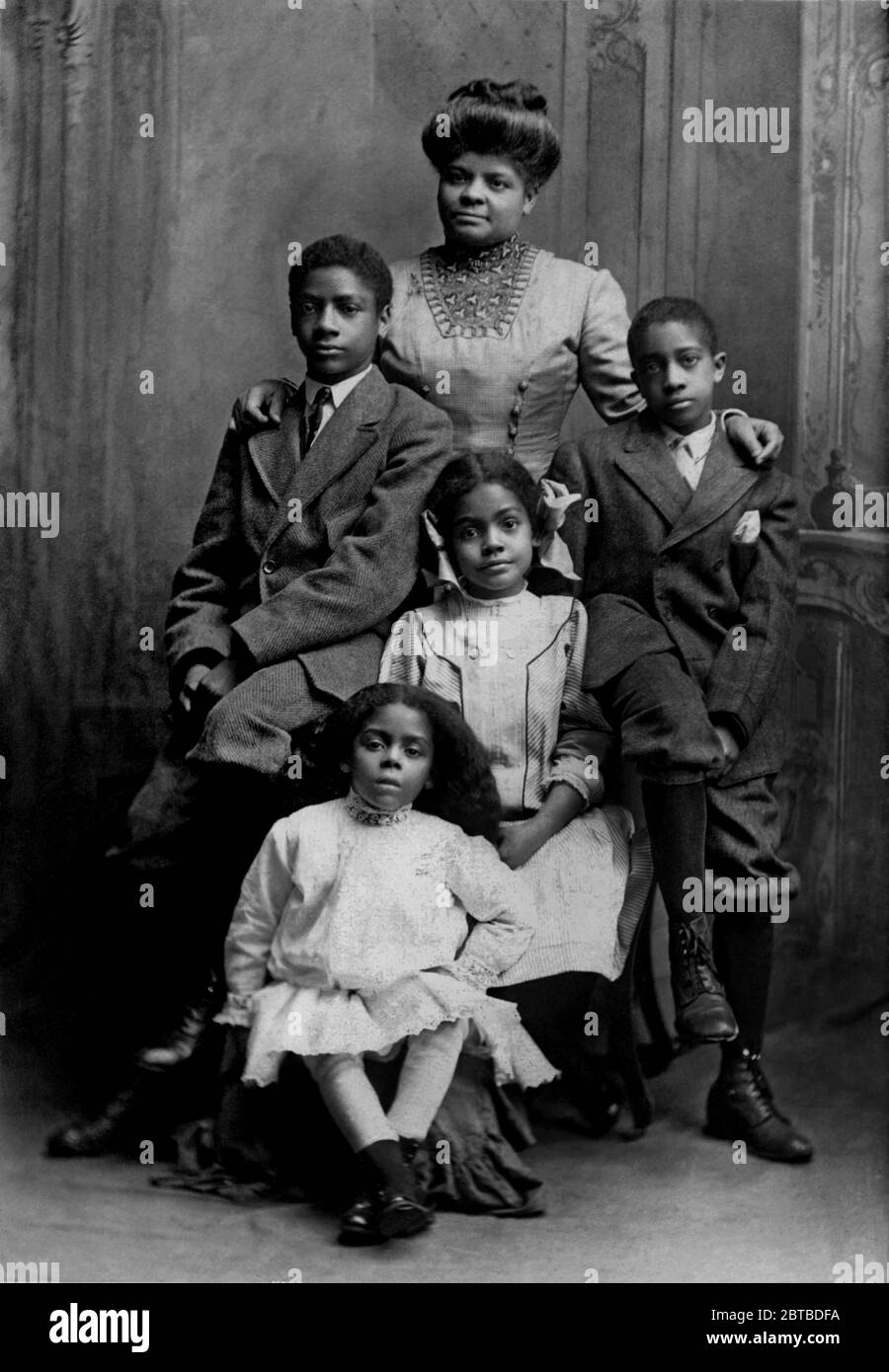 1909 , Chicago, USA : The  IDA B. WELLS ( Bell Wells-Barnett  , 1861 - 1931 ) with her children: Charles , Herman , Ida and Alfreda . American investigative journalist , educator and early leader in the civil rights movement . She was one of the founders of the National Association for the Advancement of Colored People ( NAACP ).Wells arguably became the most famous black woman in America, during a life that was centered on combating prejudice and violence, who fought for equality for African Americans , especially women .- Wells Barnett - Movimento diritti civili - Gente di Colore - AFRO-AMER Stock Photo