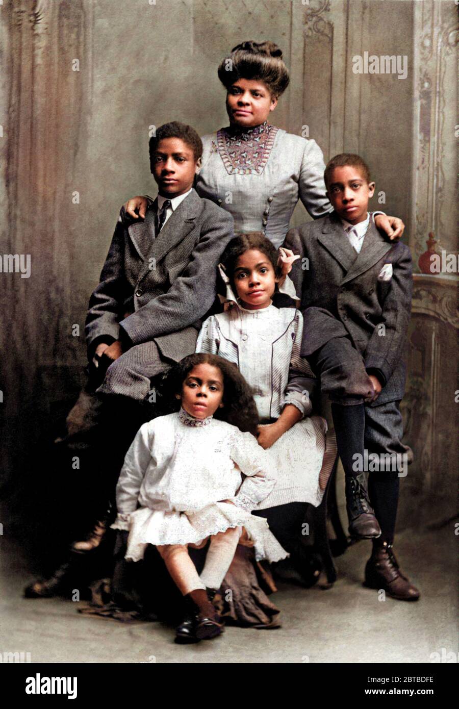 1909 , Chicago, USA : The  IDA B. WELLS ( Bell Wells-Barnett  , 1861 - 1931 ) with her children: Charles , Herman , Ida and Alfreda . American investigative journalist , educator and early leader in the civil rights movement . She was one of the founders of the National Association for the Advancement of Colored People ( NAACP ).Wells arguably became the most famous black woman in America, during a life that was centered on combating prejudice and violence, who fought for equality for African Americans , especially women .- DIGITALLY COLORIZED - Wells Barnett - Movimento diritti civili - Gente Stock Photo