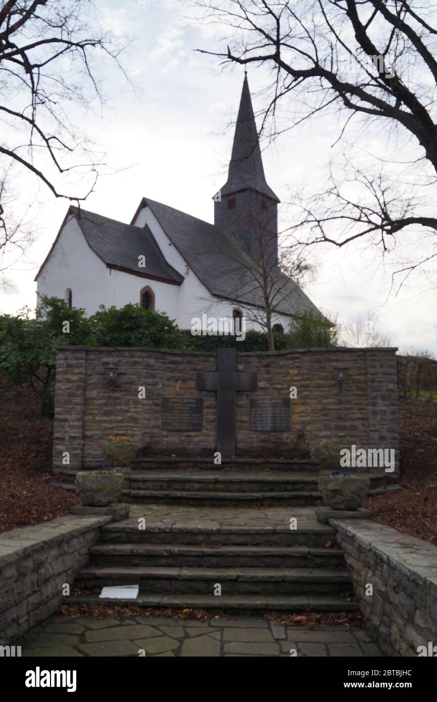 Kirche und Kriegerdenkmal in Niederkastenholz Stock Photo