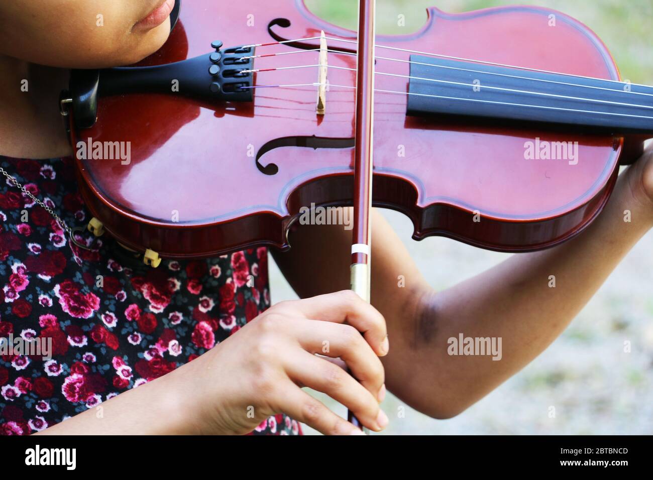 Young girl and her violin Stock Photo - Alamy