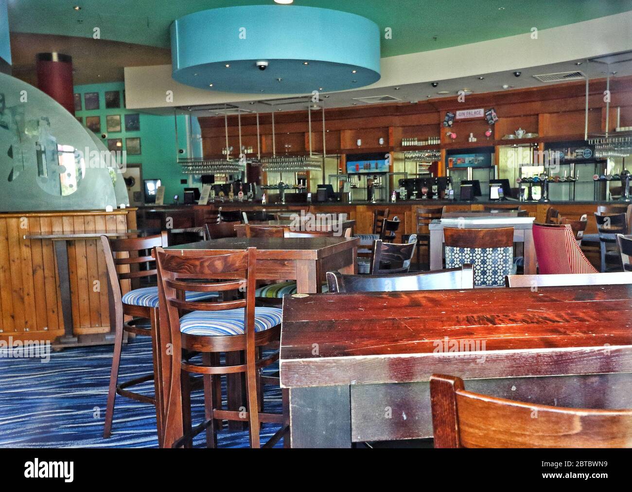 Wetherspoons interior hi-res stock photography and images - Alamy