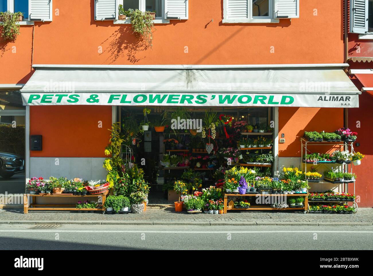 Florist shop sidewalk hires stock photography and images Alamy