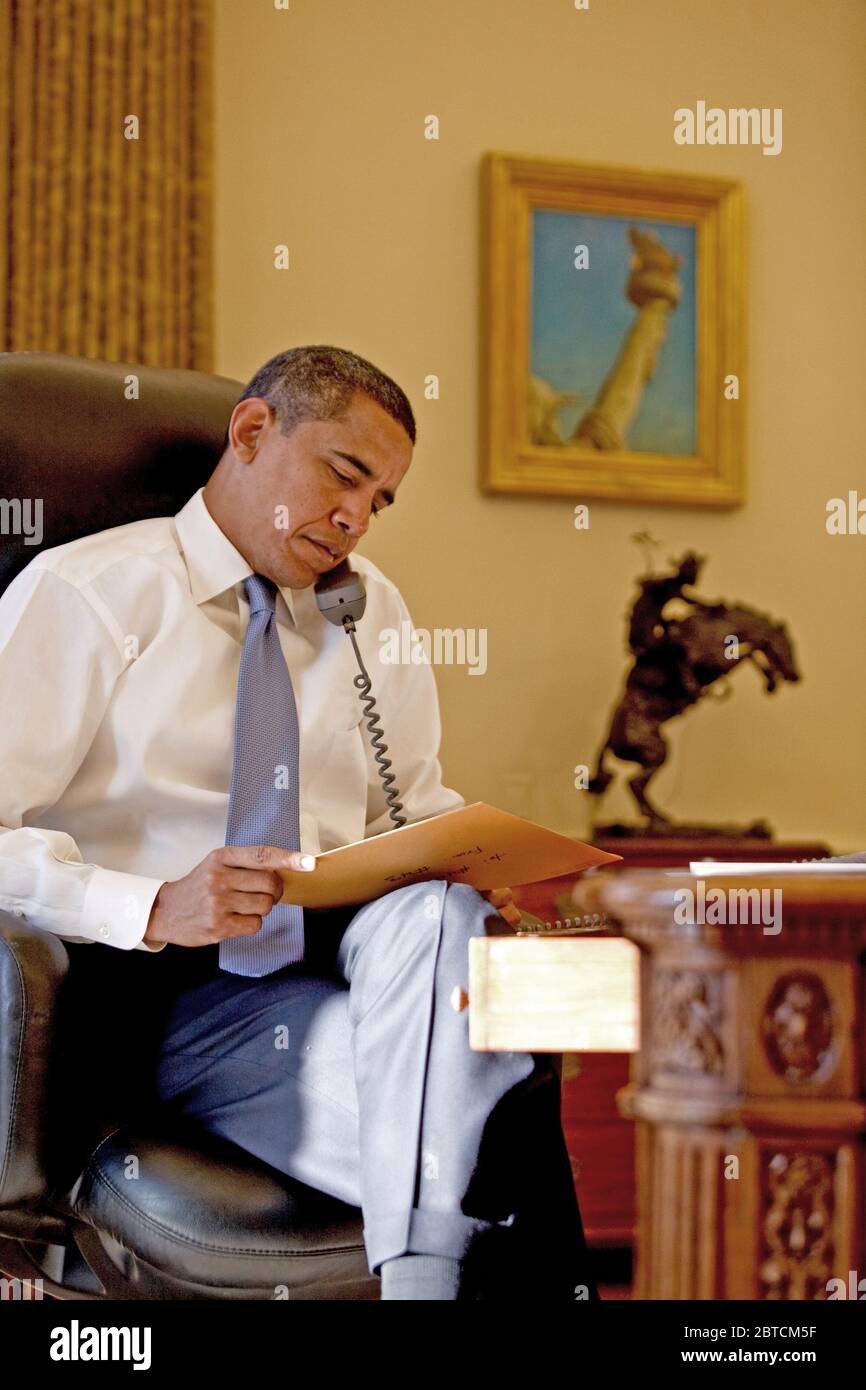 President Barack Obama reads the letter left in the Oval Office Resolute Desk for him the previous day, by former President George W. Bush. The letter from the previous president to the incoming president has become a White House tradition. 1/21/09 Stock Photo