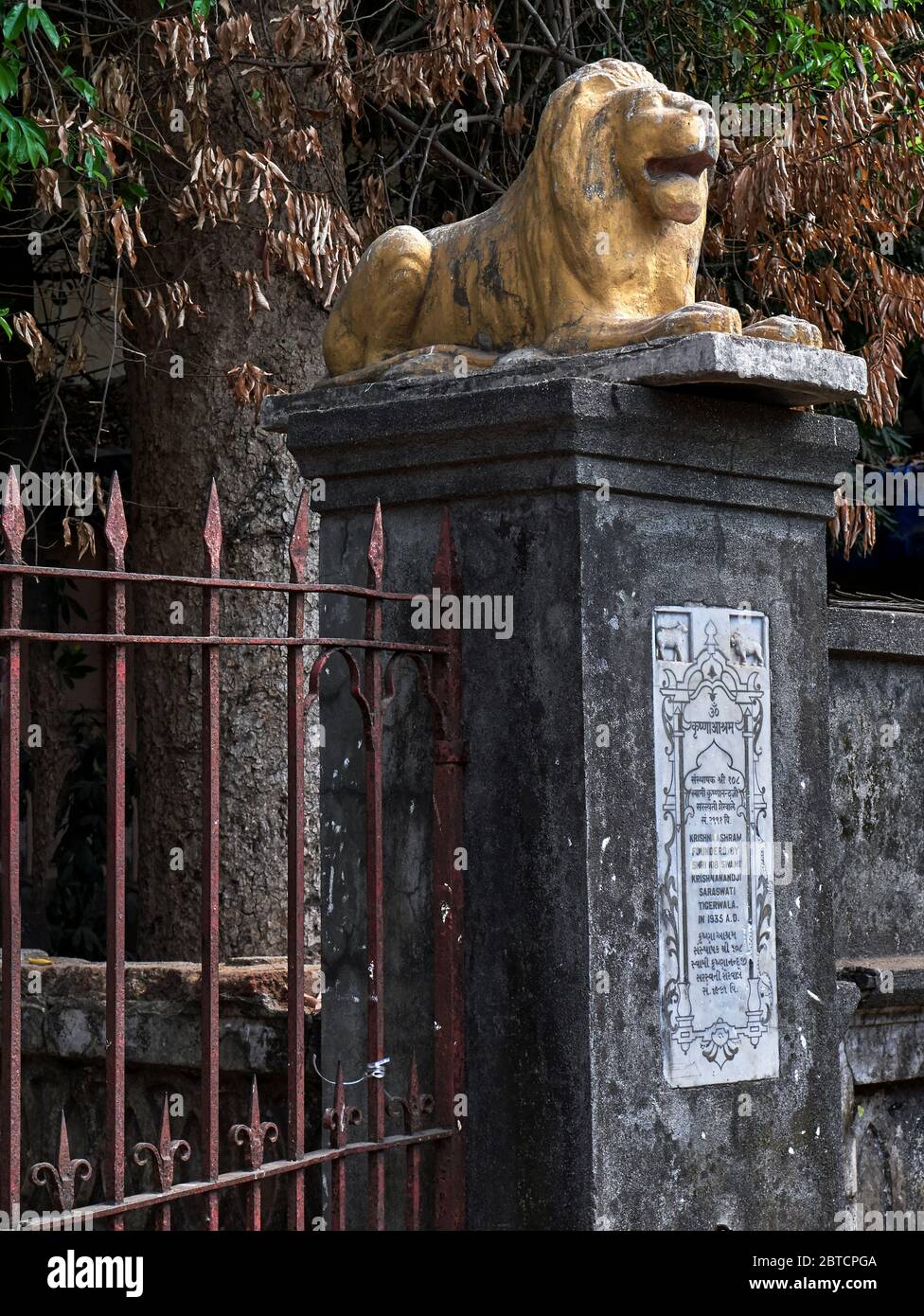 31 Mar 2019 Vintage 1935 lion stucco statue on compound wall Jogeshwari ...