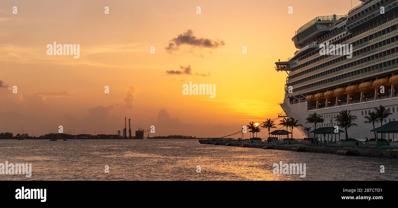 Docked cruise ship sunset hi-res stock photography and images - Alamy