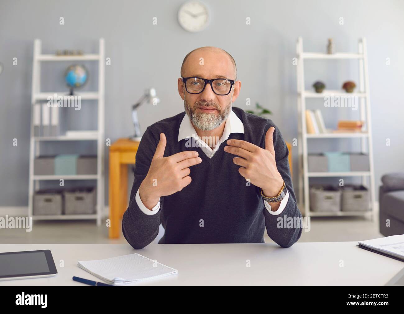 Old man grey beard computer hi-res stock photography and images - Alamy