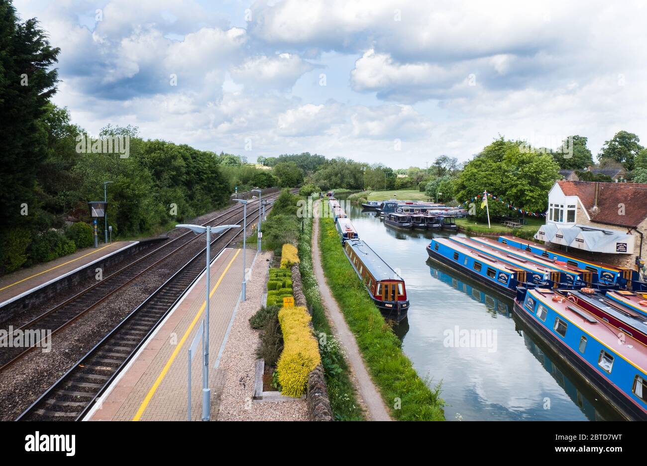 Moored canal boats at Heyford Wharf at Lower Heyford on the Oxford Canal, Oxfordshire. Stock Photo