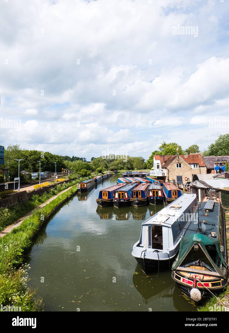 Moored canal boats at Heyford Wharf at Lower Heyford on the Oxford Canal, Oxfordshire. Stock Photo