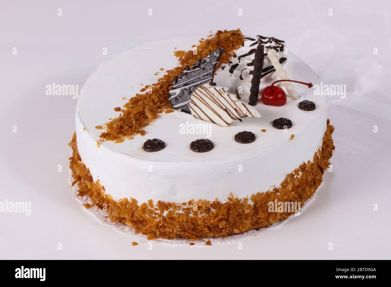 Sweet tasty cake with cream Stock Photo - Alamy
