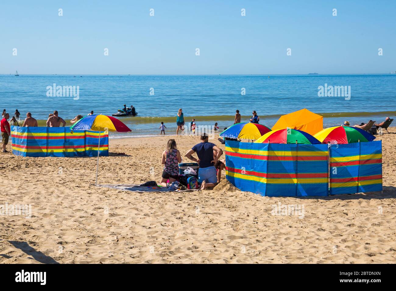 Bournemouth, Dorset UK. 25th May 2020. UK weather: scorching hot at Bournemouth beaches with clear blue skies and unbroken sunshine, as temperatures soar on Bank Holiday Monday. Sunseekers flock to the seaside, getting there early to get a good spot, as beaches get packed. Credit: Carolyn Jenkins/Alamy Live News Stock Photo