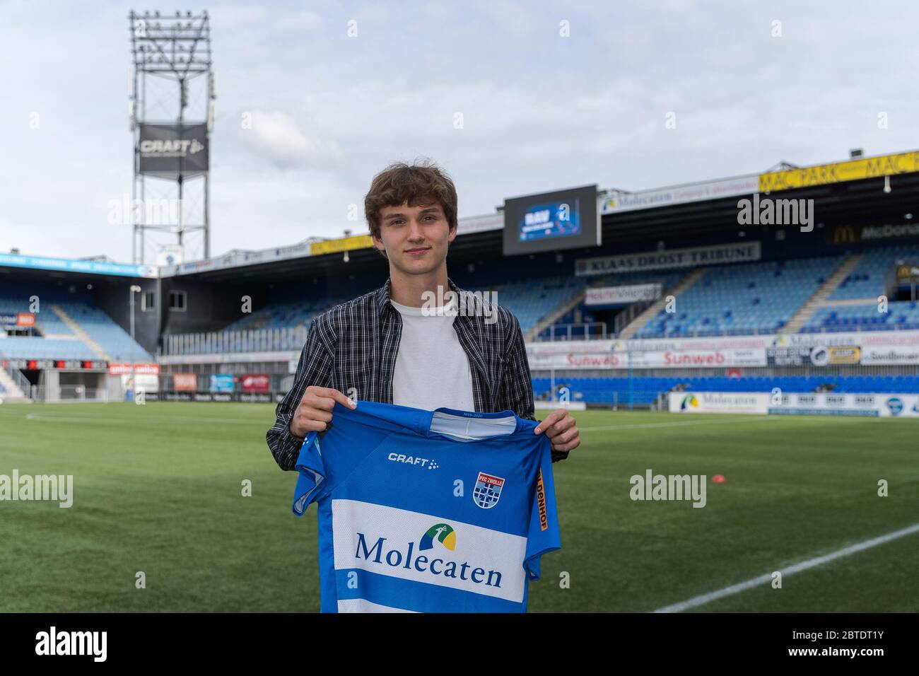 25 may 2022 Zwolle, Netherlands Rav van den Berg of PEC Zwolle pose with PEC Zwolle shirt after signing a contract until middle of 2022 on may 25 in Zwolle Stock Photo