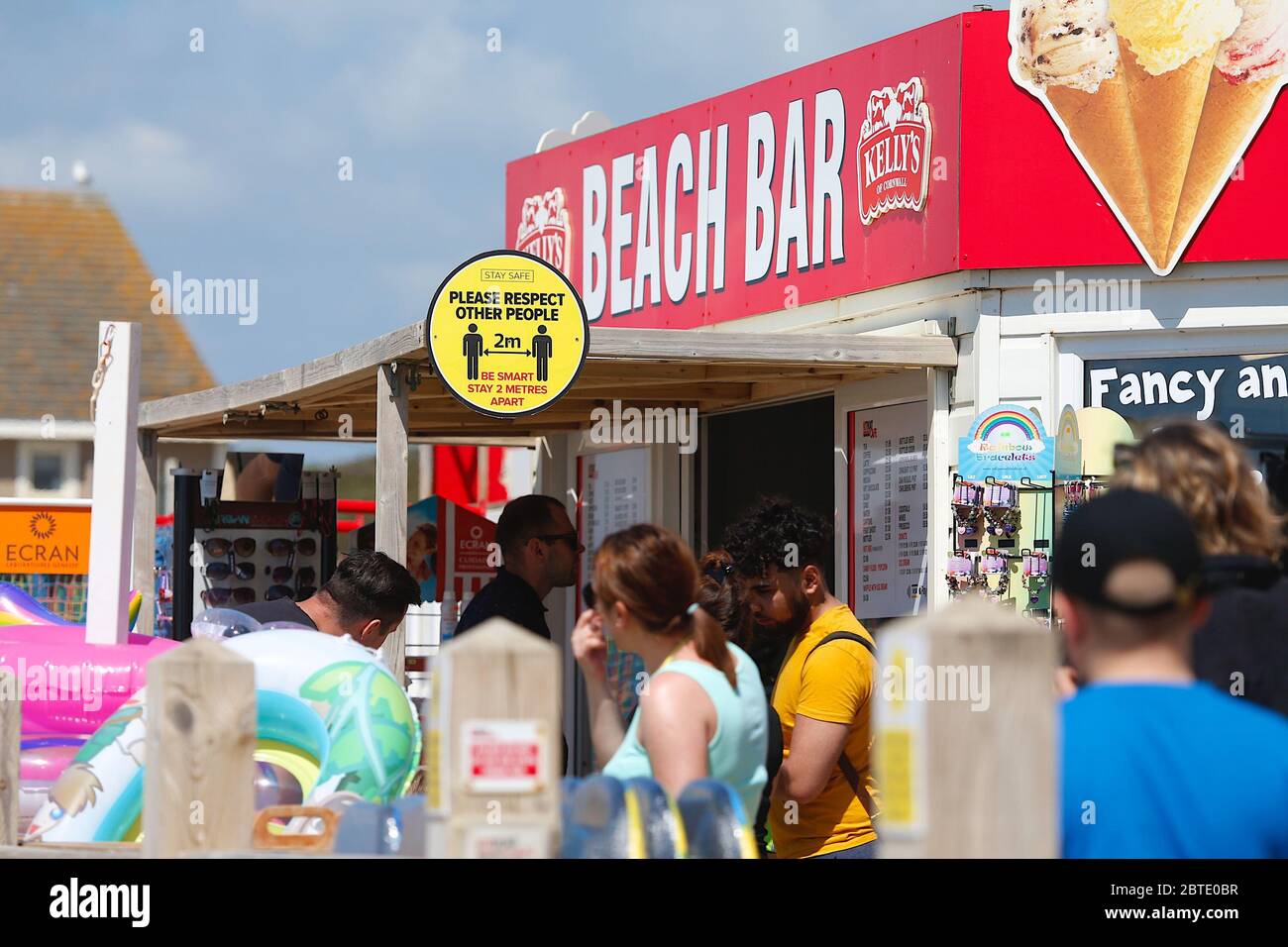 Camber, East Sussex, UK. 25 May, 2020. UK Weather: Camber Sands, East Sussex, beach bar. Social distancing sign at the beach bar. Photo Credit: Paul Lawrenson/Alamy Live News Stock Photo