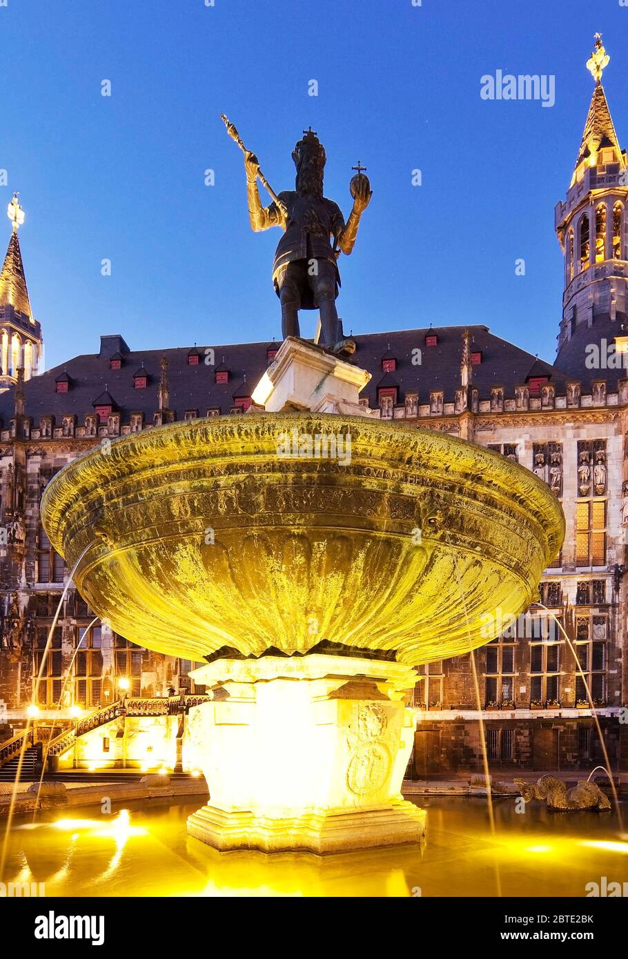Karlsbrunnen (fountain) in front of city hall in the old city in the evening, Germany, North Rhine-Westphalia, Aix-la-Chapelle Stock Photo