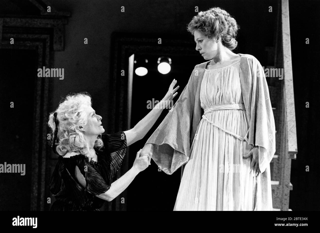 l-r: Janet Suzman (Andromache), Penelope Wilton (Hermione) in ANDROMACHE by Racine at The Old Vic, London SE1 19/01/1988  translated by Eric Korn design: Richard Hudson lighting: Davy Cunningham director: Jonathan Miller Stock Photo