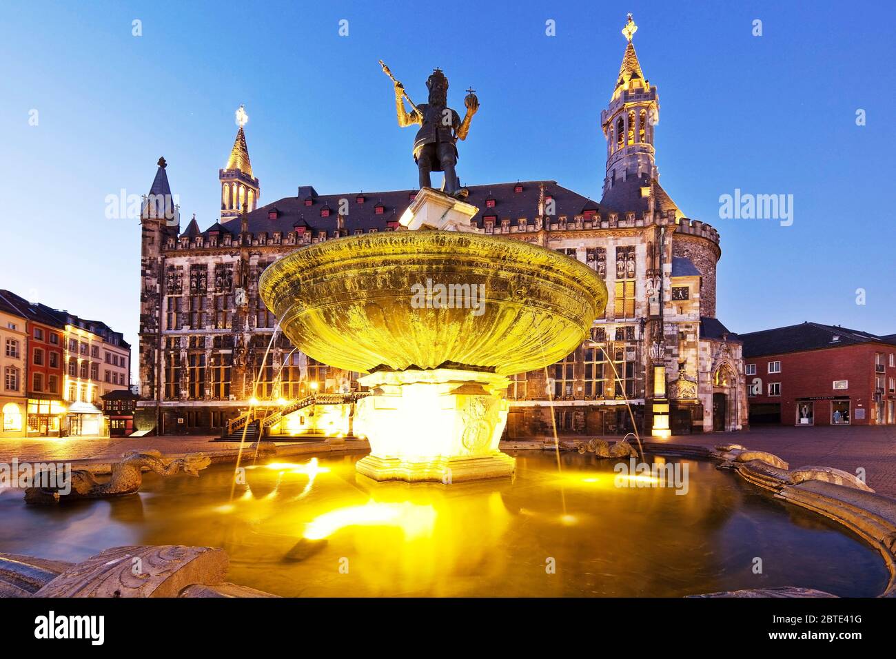 Karlsbrunnen (fountain) in front of city hall in the old city in the evening, Germany, North Rhine-Westphalia, Aix-la-Chapelle Stock Photo