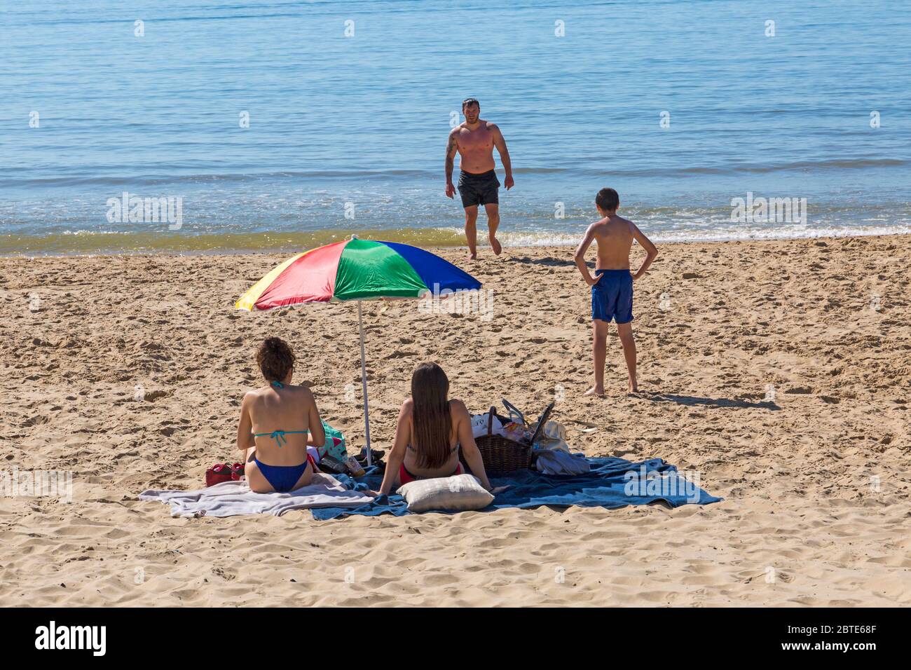 Bournemouth, Dorset UK. 25th May 2020. UK weather: scorching hot at Bournemouth beaches with clear blue skies and unbroken sunshine, as temperatures soar on Bank Holiday Monday. Sunseekers flock to the seaside, getting there early to get a good spot, as beaches get packed. Credit: Carolyn Jenkins/Alamy Live News Stock Photo