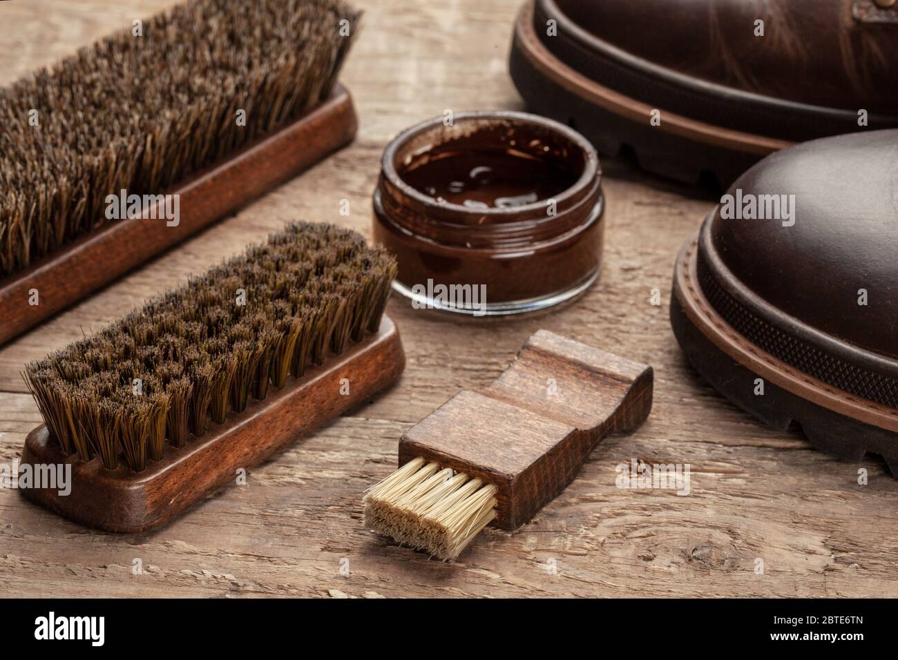 Shoe shine. Brushes for cleaning and polishing shoes. Cream brush and