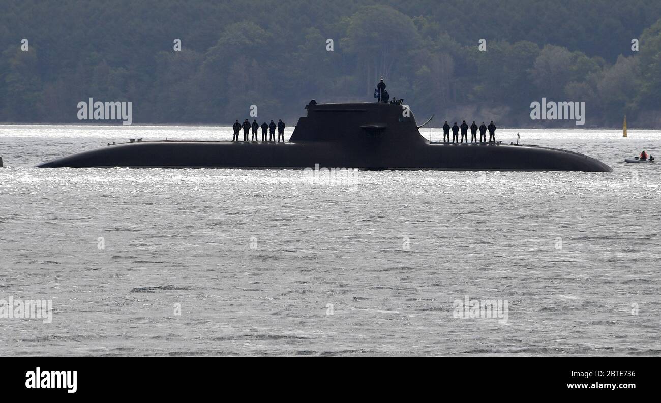 Germany. 25th May, 2020. 25 May 2020, Schleswig-Holstein, Eckernförde: The German submarine "U33" returns to the naval base and home port of Eckernförde. The submarine has made several reconnaissance trips at NATO's external border since February. In the past weeks, it was subordinated to the Maritime Headquarters of the Alliance (Allied Maritime Command, MARCOM) and was to observe the activities of the Russian fleet. Photo: Carsten Rehder/dpa Credit: dpa picture alliance/Alamy Live News Stock Photo