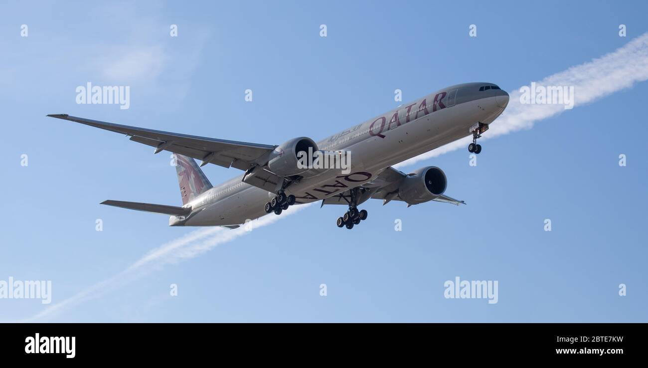 Qatar Airways Boeing 777 A7-BEH on final approach to London-Heathrow Airport LHR Stock Photo