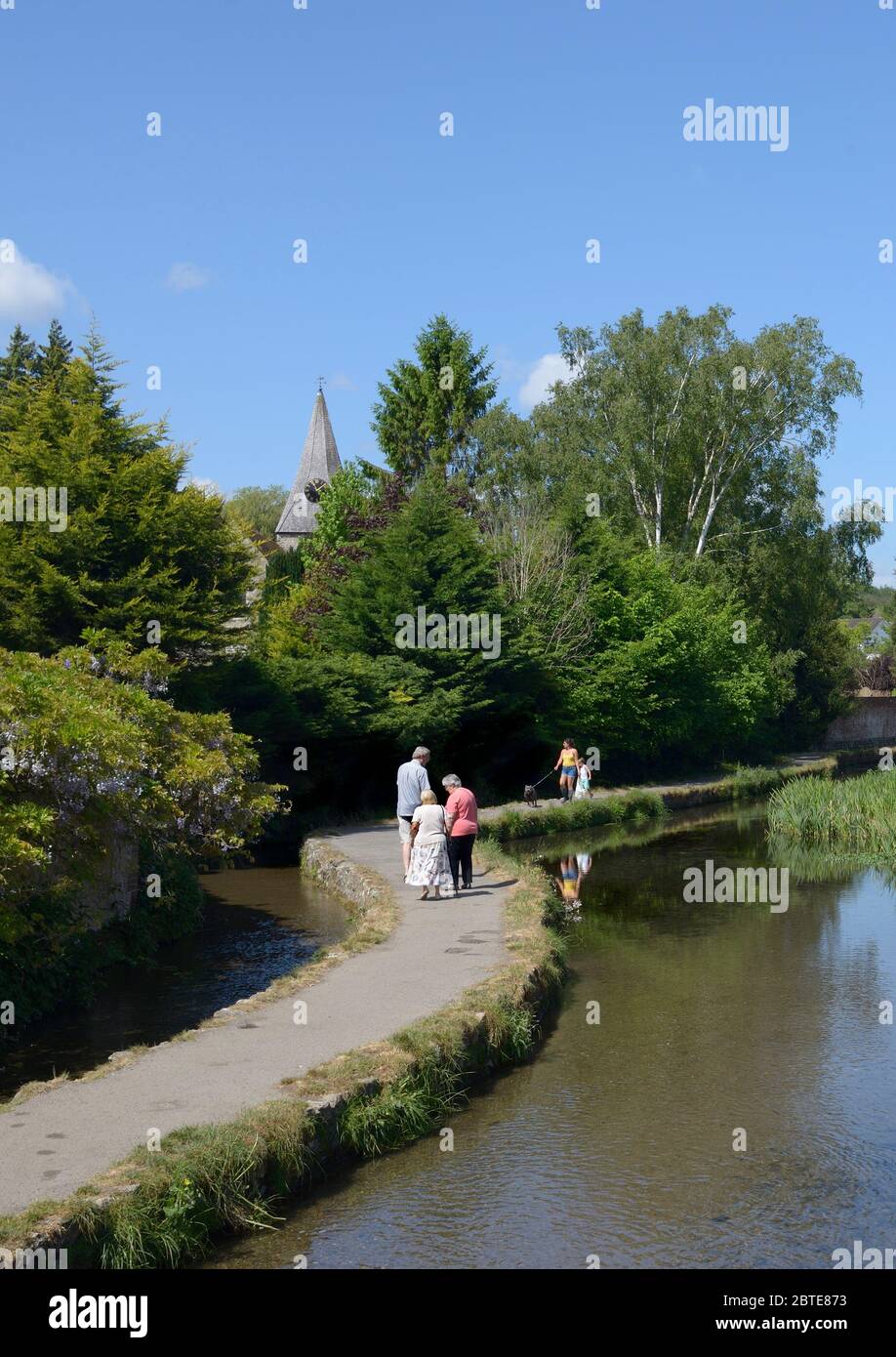 Loose Village, Kent, UK. 25th May, 2020. People make the most of the fine weather to take a walk along the narrow footpath in Loose Brooks, the stream running through the village Credit: Phil Robinson/Alamy Live News Stock Photo