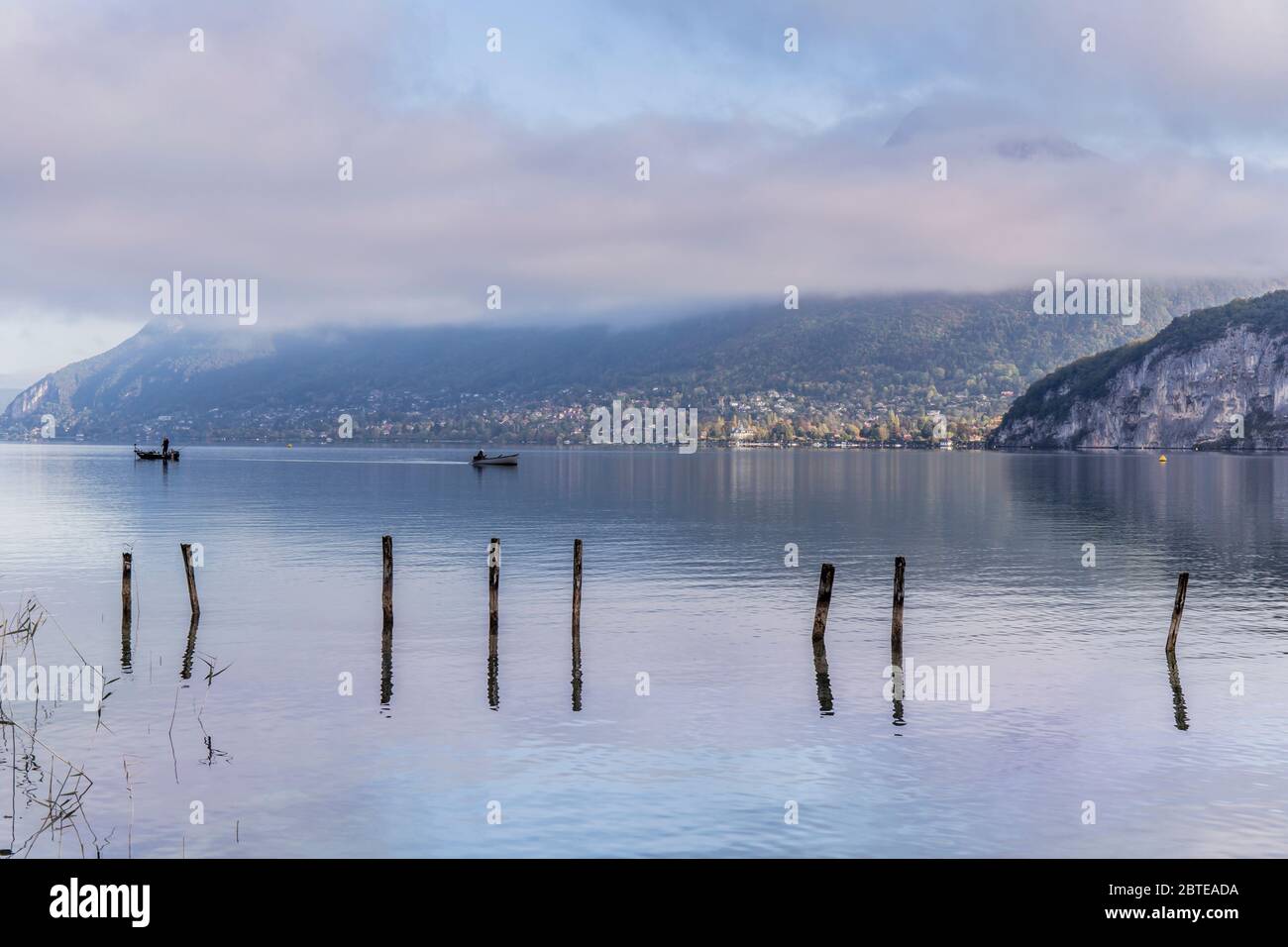 Boats on lake morning hi-res stock photography and images - Alamy