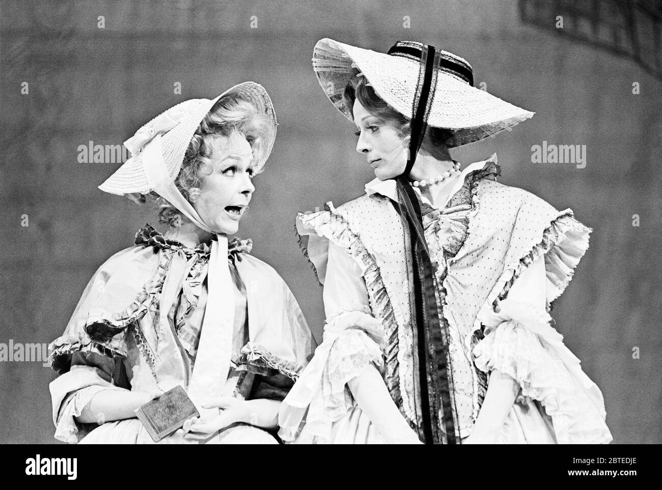 l-r: Sheila Reid (Dorinda), Maggie Smith (Mrs Sullen) in THE BEAUX' STRATAGEM by George Farquhar at the The National Theatre, The Old Vic, London SE1  08/04/197  design: Rene Allio  lighting: Andy Phillips  director: William Gaskill Stock Photo