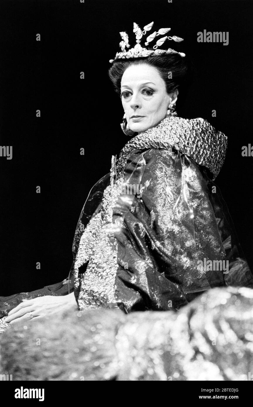Maggie Smith (Jocasta) in THE INFERNAL MACHINE by Jean Cocteau at the Lyric Hammersmith, London W6  07/11/1986  design: Bruno Santini   translated & directed by Simon Callow Stock Photo