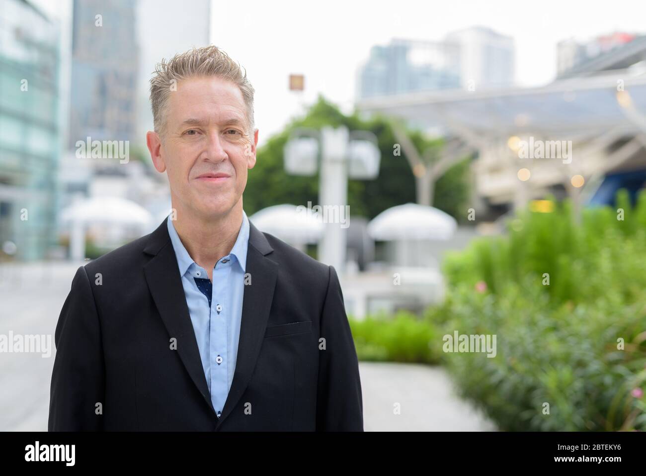 Mature businessman wearing suit in the city outdoors Stock Photo - Alamy