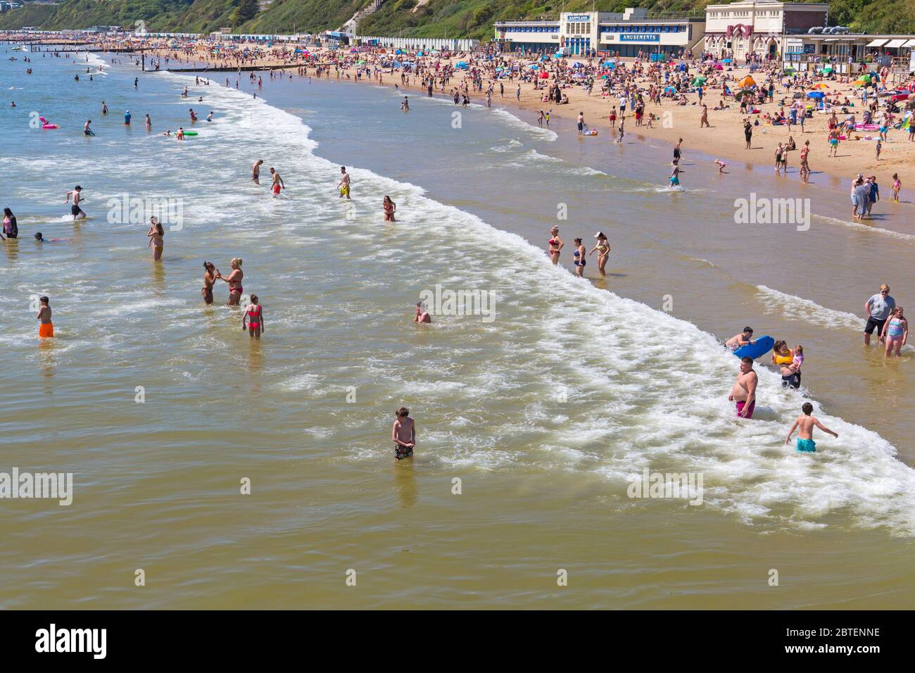 Bournemouth, Dorset UK. 25th May 2020. UK weather: scorching hot at Bournemouth beaches with clear blue skies and unbroken sunshine, as temperatures soar on Bank Holiday Monday. Sunseekers flock to the seaside and beaches are packed, with car parks full and cars left anywhere and everywhere. Credit: Carolyn Jenkins/Alamy Live News Stock Photo