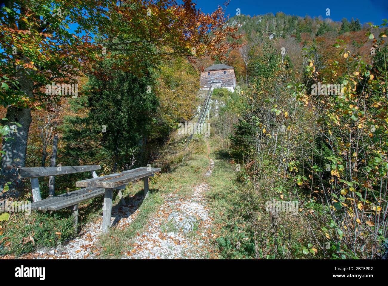 die 'Himmelsleiter' an der ehemaligen Solleleitung von Bad Reichenhall nach Traunstein im Bereich von Weißbach a.d. Alpenstraße Stock Photo