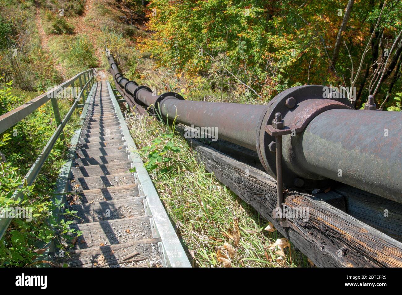 die 'Himmelsleiter' an der ehemaligen Solleleitung von Bad Reichenhall nach Traunstein im Bereich von Weißbach a.d. Alpenstraße Stock Photo