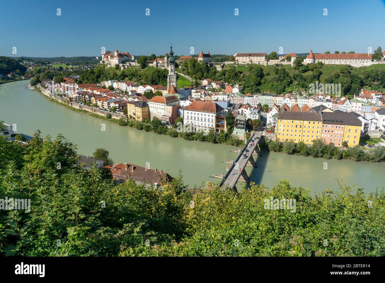 Die Altstadt von Burghausen mit der Burg hoch über der Stadt an der Salzach gelegen Stock Photo