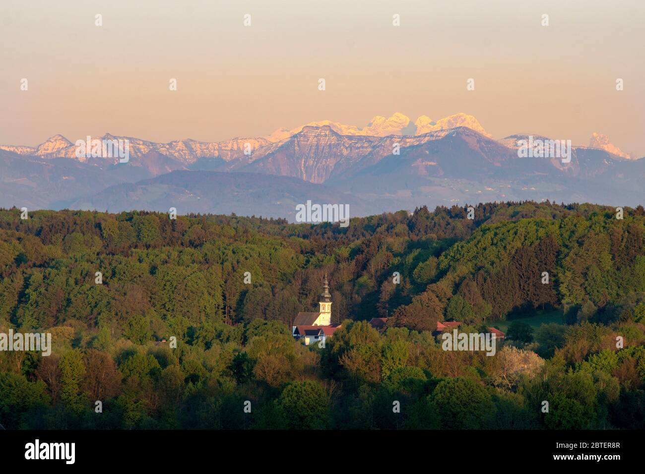 Panorama über Gaden mit Blick auf die Bergkette hinter Salzburg mit  Schafberg im Frühling - Sonnenuntergangsstimmung Stock Photo - Alamy
