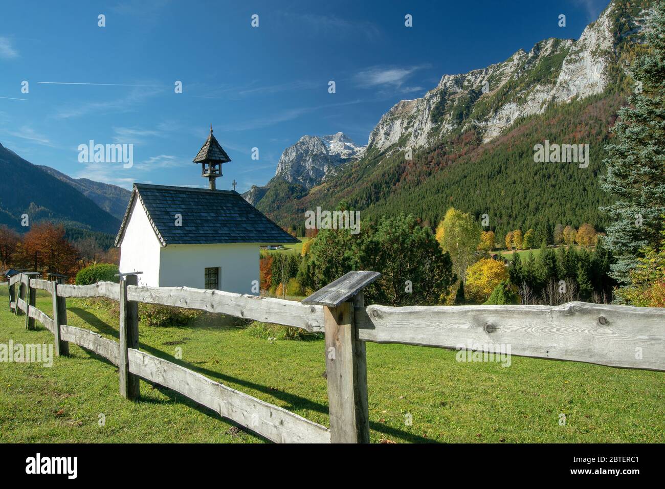Kapelle in der Nähe des Taubensee in der Gemeinde Ramsau - Berchtesgadener Land - mit der Reiter Alpe im Hintergrund Stock Photo