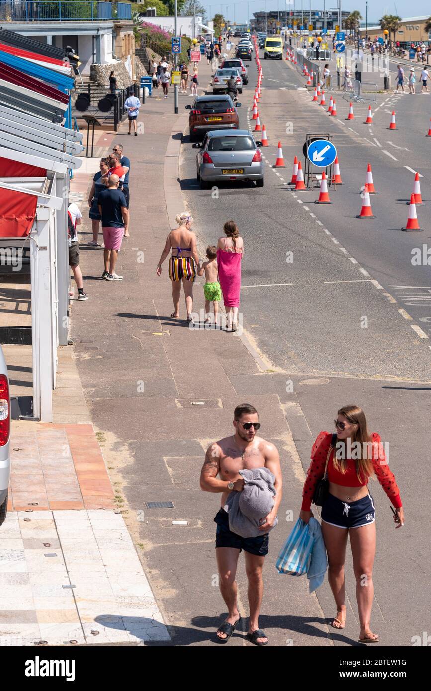 Southend on Sea, Essex, UK. 25h May, 2020. With the easing of the UK's lockdown guidelines for the COVID-19 Coronavirus pandemic many people have headed to the popular seaside town for the Bank Holiday, packing the beaches. The roads are busy with cars Stock Photo