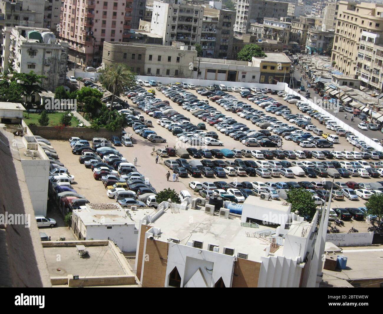 Car Parking in Karachi, Pakistan 07/05/2009 Stock Photo Alamy