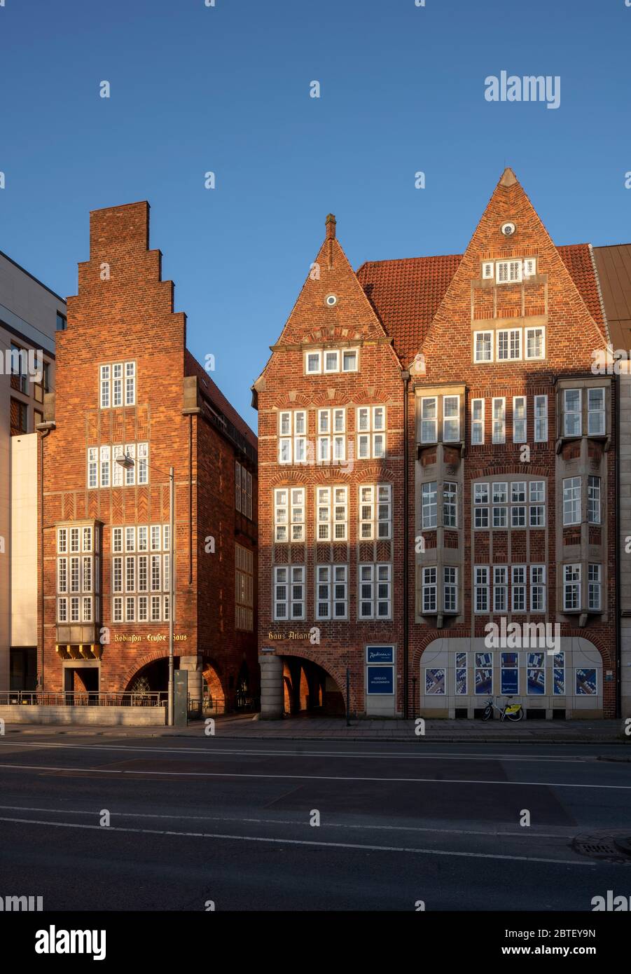 Bremen, Böttcherstraße, Robinson-Crusoe-Haus und Haus Atlantis (Blick von der Martinistraße) Stock Photo